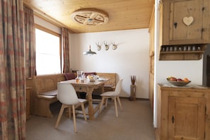 Dining - Chasa Grusaida: Charming, cosy 2-room flat with balcony near the golf course (Vulpera)