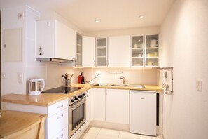 Fridge, oven, coffee/tea maker, electric kettle