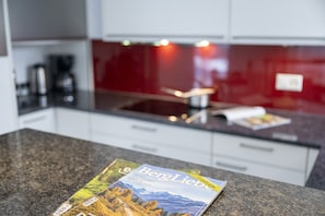 Réfrigérateur, four, lave-vaisselle, cafetière/bouilloire