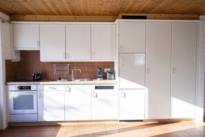 Kylskåp, ugn, diskmaskin och kaffe- och tebryggare