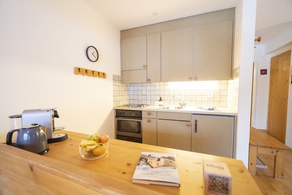 Fridge, oven, coffee/tea maker, electric kettle