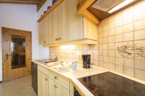 Refrigerador, horno, lavavajillas y cafetera y tetera
