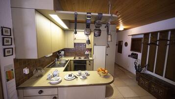 Kühlschrank, Ofen, Geschirrspüler, Wasserkocher mit Kaffee-/Teezubehör