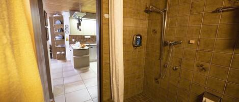 Douche, séchoir à cheveux, serviettes fournies