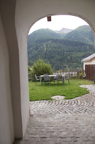 Pro La Tour Pitschna: Modern 2.5-room flat in Ardez next to the historic residential tower from the 13th century.