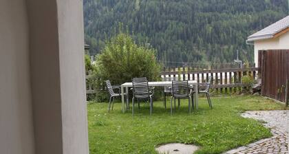 Pro La Tour Pitschna: Modern 2.5-room flat in Ardez next to the historic residential tower from the 13th century.