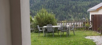 Pro La Tour Pitschna: Modern 2.5-room flat in Ardez next to the historic residential tower from the 13th century.