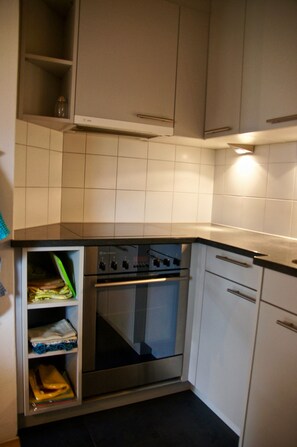 Fridge, oven, dishwasher, coffee/tea maker