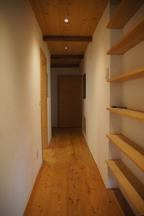 Interior - Pro La Tour Pitschna: Modern 2.5-room flat in Ardez next to the historic residential tower from the 13th century. (Ardez)