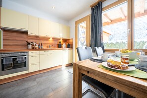 Réfrigérateur, four, cafetière/bouilloire, grille-pain