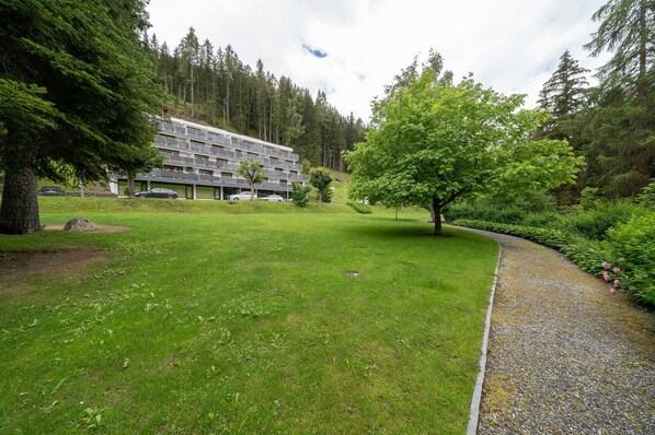 Property grounds - Chasa La Plavna: Charming 2.5 room flat with large balcony near the golf course (Vulpera)