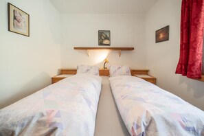 1 bedroom, bed sheets