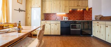 Kühlschrank, Ofen, Geschirrspüler, Wasserkocher mit Kaffee-/Teezubehör