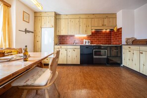 Fridge, oven, dishwasher, coffee/tea maker