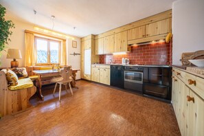 Fridge, oven, dishwasher, coffee/tea maker