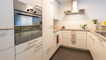 Réfrigérateur, four, lave-vaisselle, cafetiÚre/bouilloire