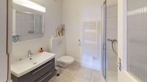 Douche, sèche-cheveux, serviettes fournies