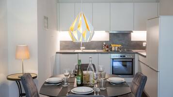 Fridge, oven, dishwasher, coffee/tea maker