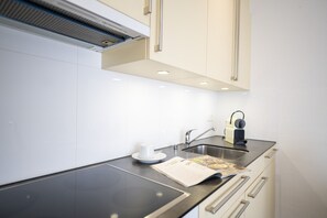 Kühlschrank, Ofen, Geschirrspüler, Wasserkocher mit Kaffee-/Teezubehör