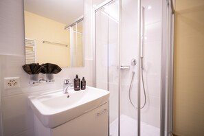 Shower, hair dryer, towels - Chasa Bazzell: Beautiful and cosy 3-room flat with a wonderful view in Ftan (Ftan)