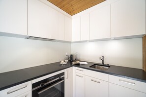 Kjøleskap, ovn, kaffetrakter/tekoker og vannkoker