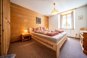1 bedroom, free WiFi, bed sheets - Chasa Plazza Gronda: Cozy 3.5-room apartment with elevator, chemineé and underground garage (Lavin)