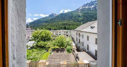 Chasa Plazza Gronda: Cozy 3.5-room apartment with elevator, chemineé and underground garage