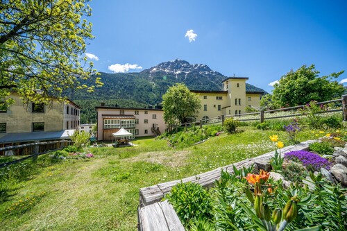 Chasa Plazza Gronda: Gemütliche 3.5-Zimmerwohung mit Lift, Chemineé und Tiefgarage.