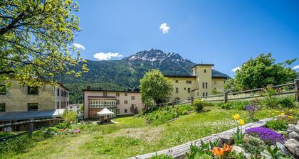 Chasa Plazza Gronda: Cozy 3.5-room apartment with elevator, chemineé and underground garage