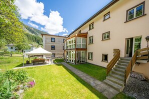 Exterior - Chasa Plazza Gronda: Cozy 3.5-room apartment with elevator, chemineé and underground garage (Lavin)