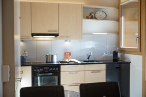 Jääkaappi, uuni, astianpesukone, kahvin-/teenkeitin