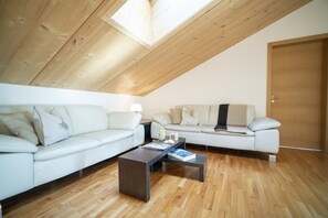TV - Chasa Bagnera 174: modern 3 1/2 -room attic apartment right next to the Engadin Bad Scuol (Scuol)