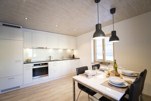 Fridge, microwave, oven, dishwasher - Chasa Schilana 84: Lovingly furnished 3.5-room apartment in the heart of Ramosch (Ramosch)