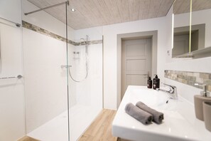 Shower, hair dryer, towels - Chasa Schilana 84: Lovingly furnished 3.5-room apartment in the heart of Ramosch (Ramosch)