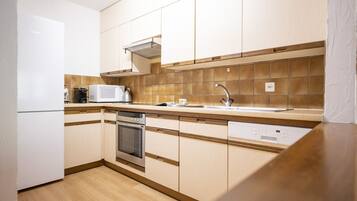 Kühlschrank, Mikrowelle, Ofen, Wasserkocher mit Kaffee-/Teezubehör