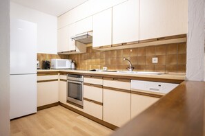 Refrigerador, microondas, horno y cafetera y tetera