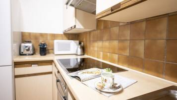 Réfrigérateur, micro-ondes, four, cafetiÚre/bouilloire