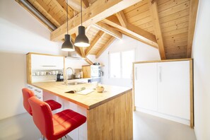 Refrigerador, horno, lavavajillas y cafetera y tetera