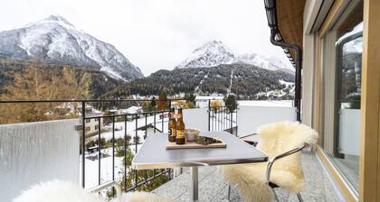 Chasa Capricornin: modern and spacious attic apartment right next to the Motta Naluns mountain railroad