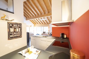 冷蔵庫、オーブン、食器洗い機、コーヒー / ティーメーカー