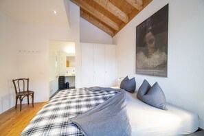 1 bedroom, free WiFi, bed sheets - Chasa Capricornin: modern and spacious attic apartment right next to the Motta Naluns mountain railroad (Scuol)