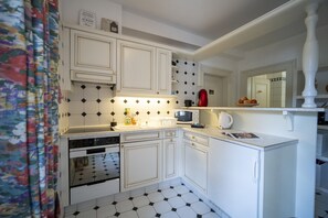 Fridge, microwave, oven, coffee/tea maker