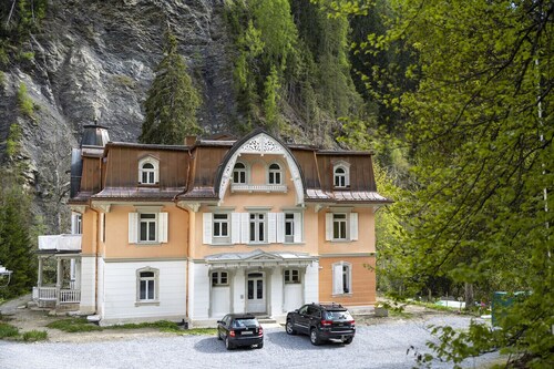 Villa Victoria: 3.5-Zimmerwohung in der historischen Villa in Nairs, Scuol