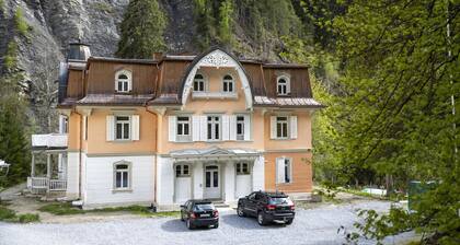 Villa Victoria: 3.5-Zimmerwohung in der historischen Villa in Nairs, Scuol