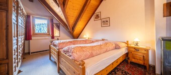 Chasa Rosa 3: 3.5-room apartment in the idyllic and sun-drenched mountain village of Vnà