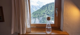Chasa Rosa 3: 3.5-room apartment in the idyllic and sun-drenched mountain village of Vnà