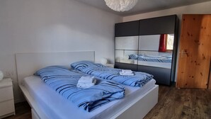Ein Schlafzimmer mit Bett, Nachttisch und Kleiderschrank.
