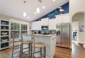 Fridge, microwave, oven, stovetop - January Special: Golf cart included when arriving between Jan 5th-31st 2026 (Holmes Beach)