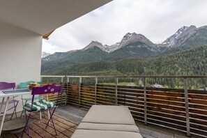 Outdoor dining - Chasa Vista Lischana: Bright, spacious 3.5 room flat with panoramic views (Scuol)