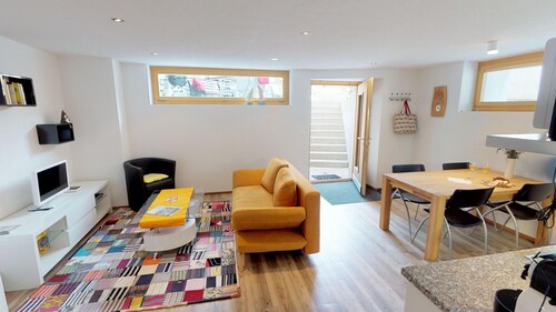 Chasa Samalgors: Modern and family-friendly 3-room apartment in the idyllic mountain village of Tschlin